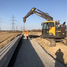 Lifting stones into place in a Precast retaining wall